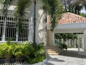 Beautiful house for sale in Los Pinos, Santo Domingo.   Santo domingo