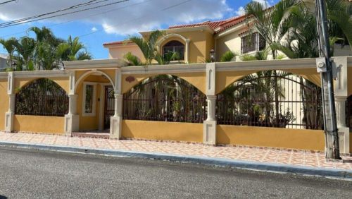 Spacious house for sale in Altos de Arroyo Hondo III, Santo Domingo.   Santo domingo