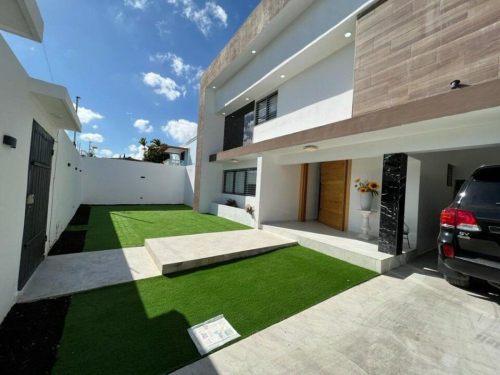 Luxurious house for sale in Altos de Arroyo Hondo III, Santo Domingo. 